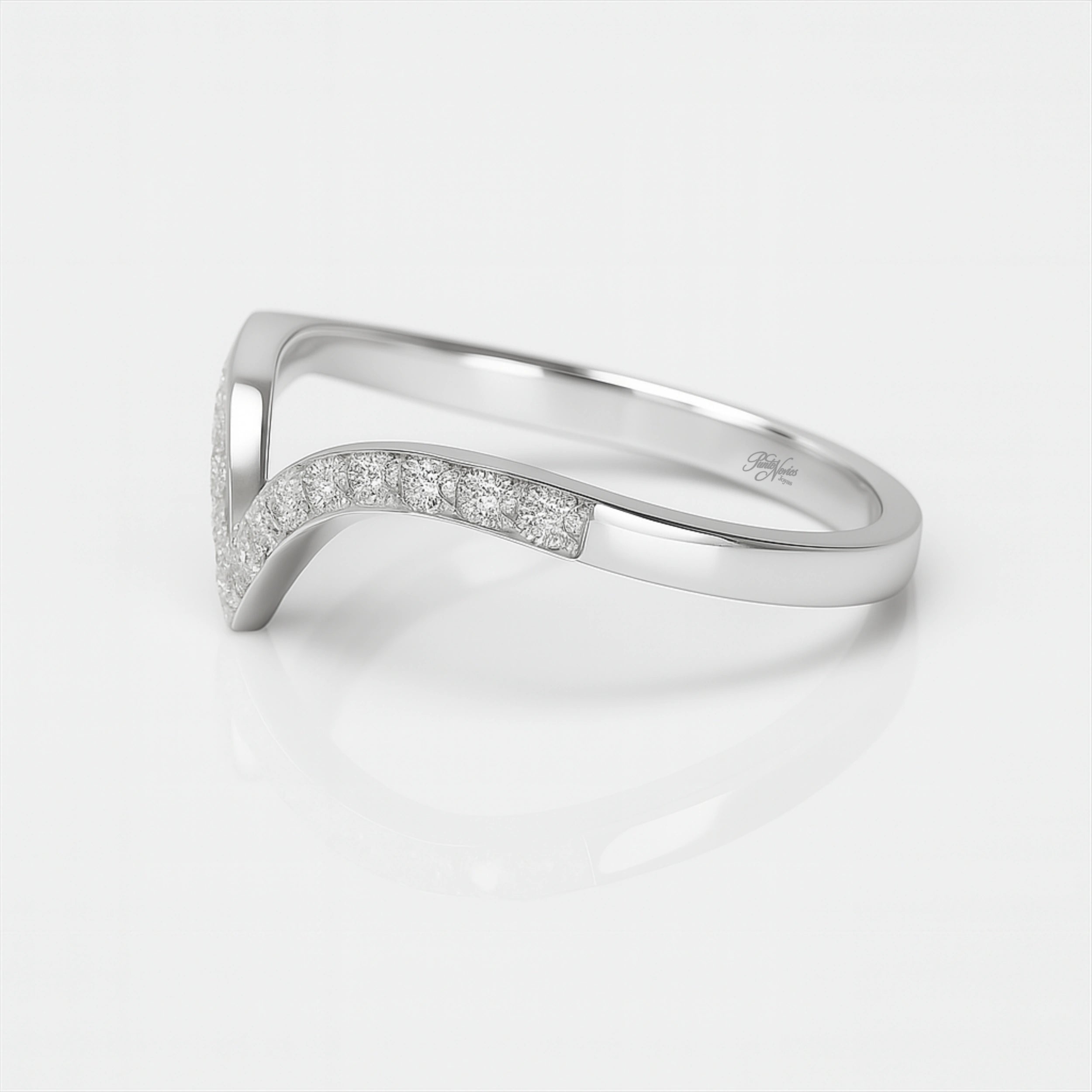 Anillo de Compromiso Medio Cintillo en V Modelo Versalles en Oro 18 kilates